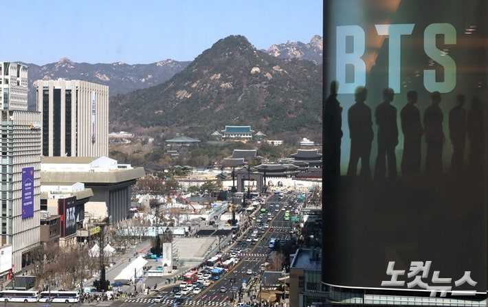 그룹 방탄소년단 완전체 컴백 공연이 이틀 앞으로 다가온 19일 서울 광화문 광장에서 무대 준비가 진행되고 있다.류영주 기자