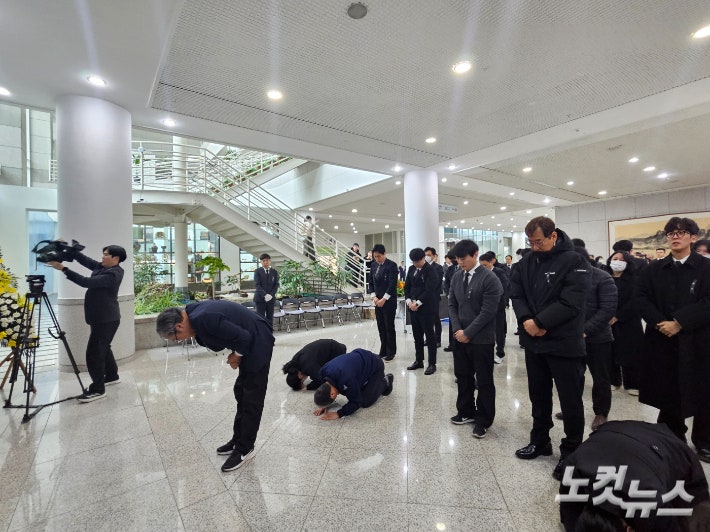 화재가 발생한 안전공업 대표이사와 임원진 등이 희생자들의 위패 앞에서 몸을 숙이고 있다.인상준 기자