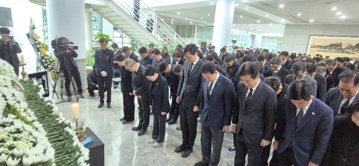 더불어민주당 대전지역 국회의원들과 당직자들이 22일 합동분향소에서 묵념하고 있다.민주당 대전시당 제공