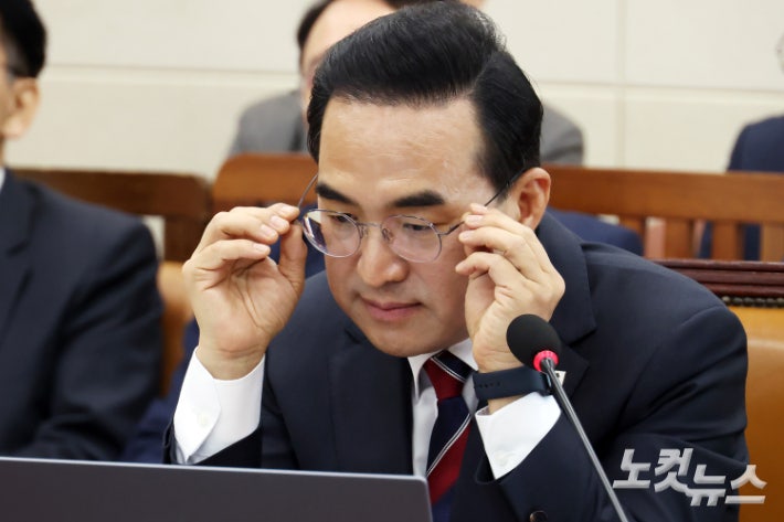 박홍근 기획예산처 장관 후보자가 23일 서울 여의도 국회에서 열린 재정경제기획위원회 인사청문회에서 안경을 만지고 있다.윤창원 기자