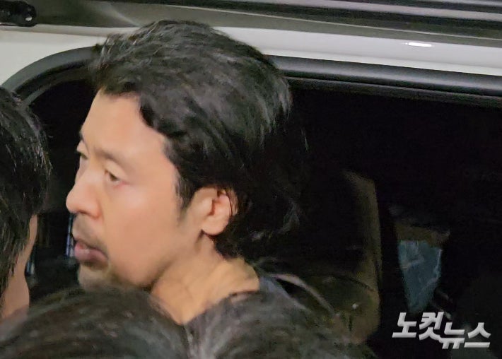 26일 항공사 기장 살인 등 혐의를 받는 전직 부기장 김동환이 부산 부산진경찰서 유치장에서 나와 호송차에 오르고 있다. 김혜민 기자