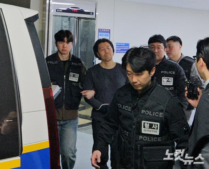 26일 항공사 기장 살인 등 혐의를 받는 전직 부기장 김동환이 부산 부산진경찰서 유치장에서 나와 검찰로 송치되고 있다. 김혜민 기자