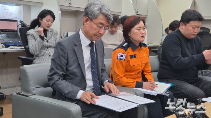 7일 대구시청 동인청사에서 대구시, 대구소방안전본부 관계자가 쌍둥이 임신부 응급실 뺑뺑이와 관련해 설명하고 있다. 정진원 기자