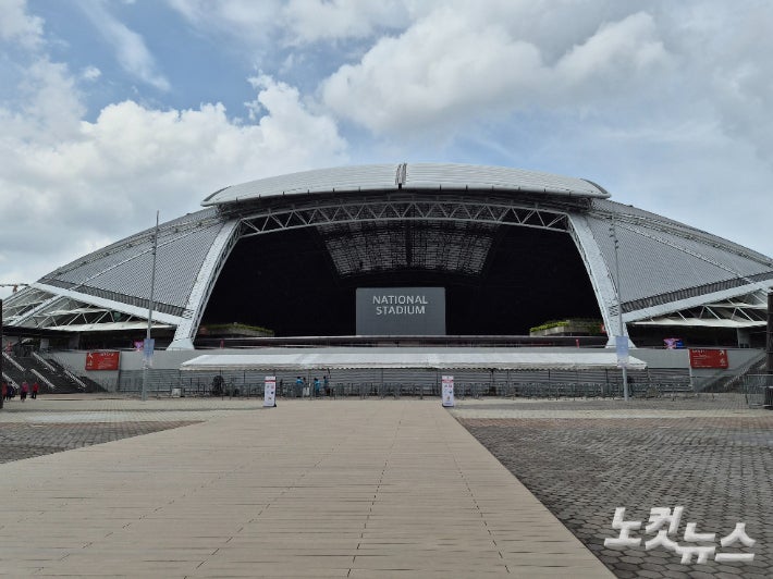 충남도가 '천안·아산 5만 석 돔구장' 건립을 위한 기본구상 및 타당성 조사 용역 착수보고회를 열고 사업 추진을 본격화한다. 사진은 5만5천 석 돔구장인 싱가포르의 '내셔널 스타디움' 전경. 김정남 기자