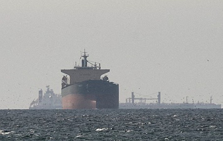 바다 위에 떠 있는 대형 유조선