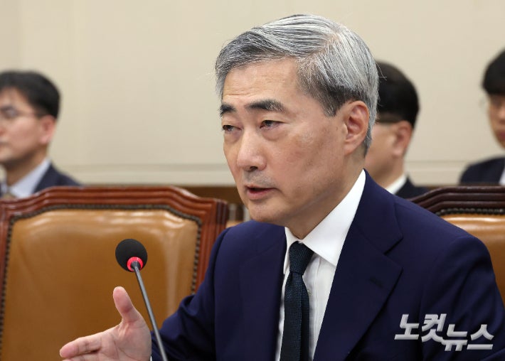 신현송 한국은행 총재 후보자가 15일 국회 재정경제기획위원회에서 열린 인사청문회에 출석해 질의에 답하고 있다.황진환 기자