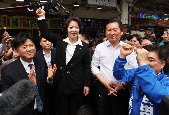 더불어민주당 정청래 대표가 추미애 경기도지사 후보, 김병욱 성남시장 후보, 김용 전 민주연구원 부원장 등과 19일 경기도 성남시 모란민속5일장을 방문해 발언하고 있다. 연합뉴스