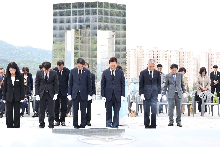 3·15 민주묘지 참배. 경남도청 제공 