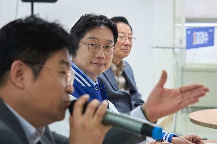 경남 의료기사단체총연합회 간담회에 참석한 김경수 후보. 김 후보 캠프 제공