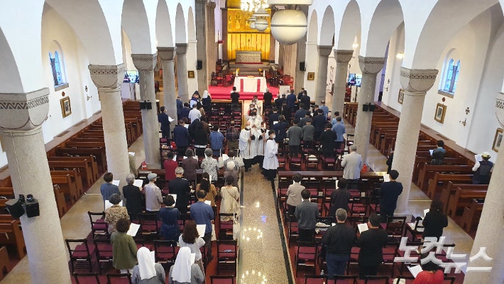 서울주교좌성당 대성전의 양쪽 기둥을 보면 1996년 보완된 네번째 기둥부터 색깔이 다소 밝은 것을 볼 수 있다. 송주열 기자