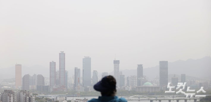 황사의 영향으로 전국 대부분 지역에서 미세먼지 농도가 나쁨 수준을 보인 21일 서울 마포구 하늘공원에서 바라본 도심이 뿌옇게 보이고 있다.황진환 기자