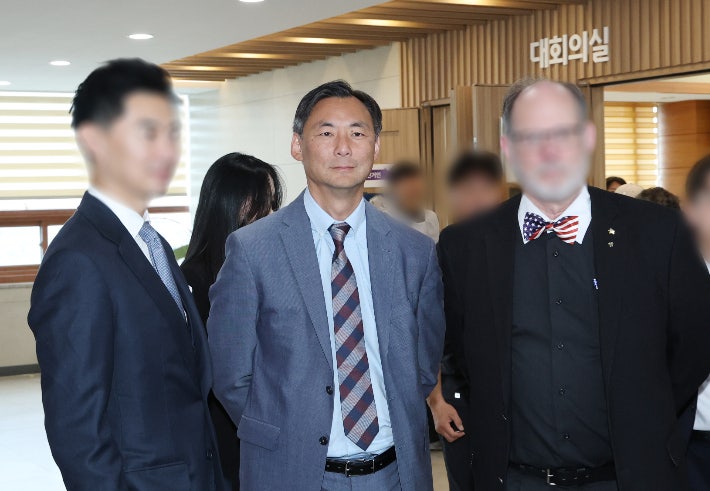 '부정선거 주장' 모스 탄, 경찰 수사 거부하고 <b>사전</b>투표 방문