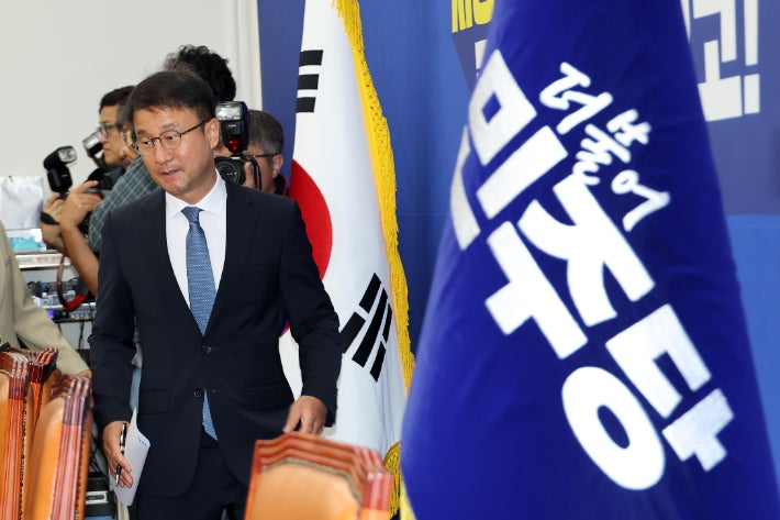 더불어민주당 한병도 공동상임선대위원장이 4일 국회에서 열린 원내정책조정회의를 주재하기 위해 입장하고 있다. 연합뉴스