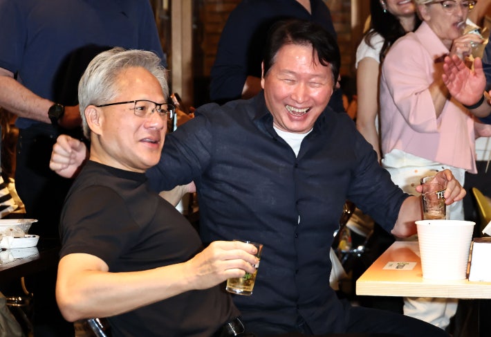 <b>젠슨 황</b>, 최태원 SK회장과 '깐부 러브샷'…주말에도 광폭행보