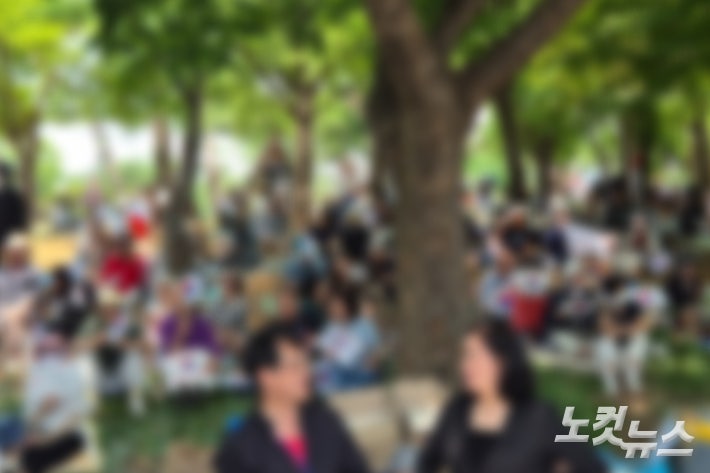 '부정선거론' 장악한 개표소 집회…청년 줄고 중장년층 늘어