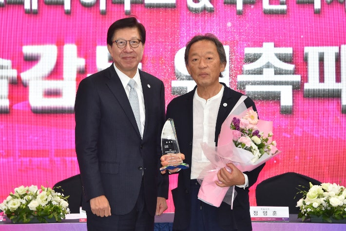 박형준 부산시장(사진 왼쪽), 정명훈 부산시 시립공연장 초대 예술감독(사진 오른쪽)이 기념 사진을 찍고 있다. 부산시 제공