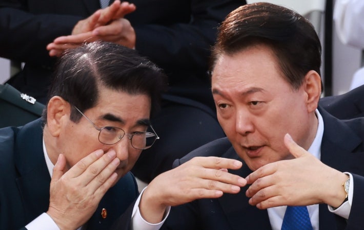 尹, 전직 대통령 첫 일반이적 유죄…징역 30년 선고