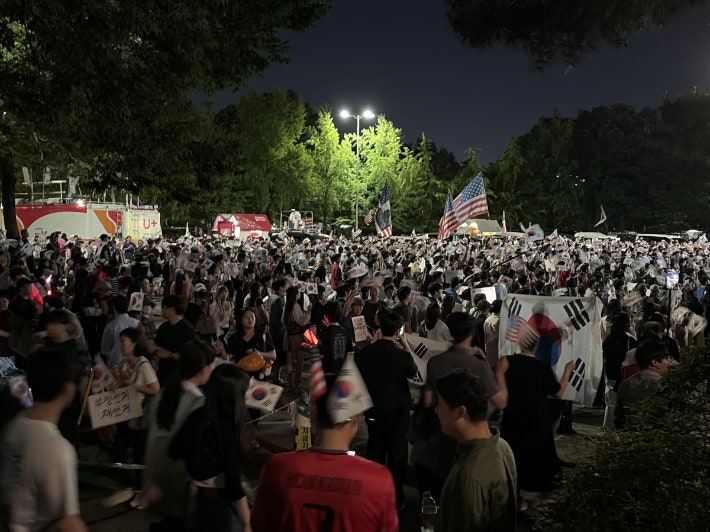 잠실 개표소 시위, 주말 앞둔 금요일밤 다시 수천명 집결