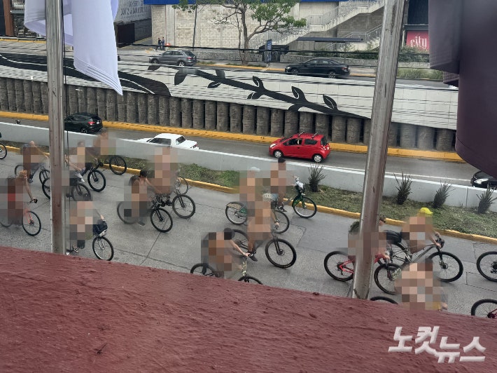'나체 자전거' 행진 펼쳐진 대표팀 숙소 앞…과달라하라 이색 축제[인조이 월드컵]