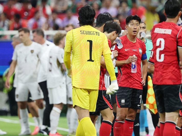 "광고 보느라 골 놓칠 판"…<b>축구</b> 본질 흐리는 월드컵 상업주의