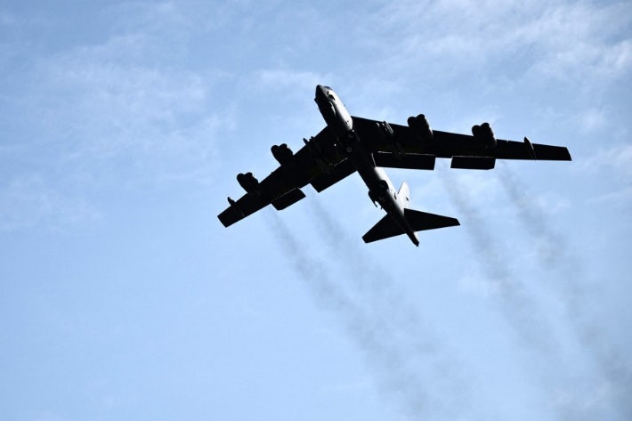 美 B-52 폭격기 추락…승무원 8명 전원 사망한듯