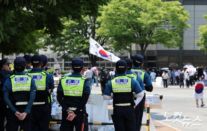 '<b>잠실 개표소</b>' 체육회 <b>진입</b> 오늘도 <b>무산</b>…경찰 "즉시 수사 착수"