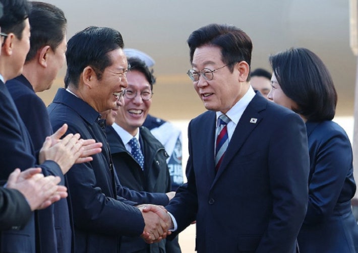 李<b>대통령</b> 내일 <b>귀국</b>…정청래도 마중나간다