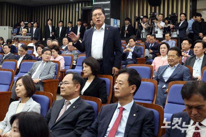 공개 발언 퇴짜맞은 송석준 "최악의 당"…"나가서 해라" 공개 충돌[노컷브이]