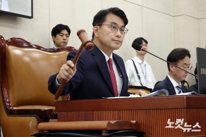 의사봉 두드리는 윤상현 선관위 국조특위 위원장