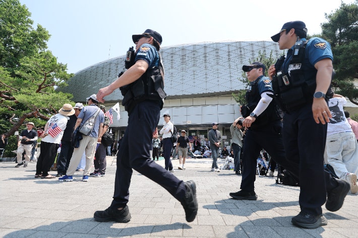 "<b>송파경찰서</b> 무기고 털자" <b>협박 댓글</b>…경찰, 작성자 추적 중