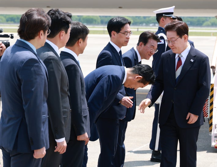李대통령 귀국길에 '90도 인사' 정청래…당정갈등 봉합?[영상]