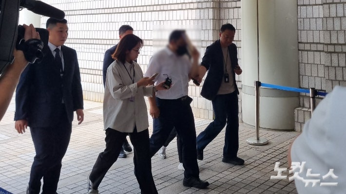 한국근우회 대외협력위원장으로 활동한 것으로 알려진 신천지 전직 간부 양 모 씨가 17일 서울중앙지법에서 열린 영장실질심사에 출석하고 있다.이선구 영상기자