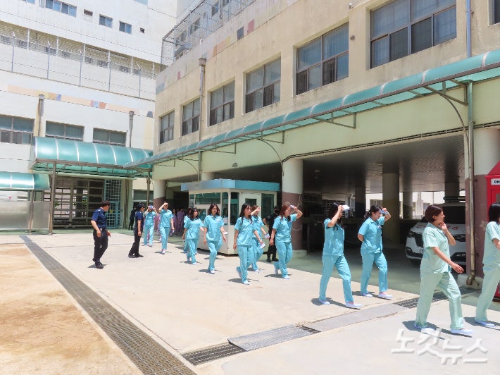 선풍기 멈추자 '탄식'…5평 방에 8명, 교도소의 폭염은 이미 시작됐다