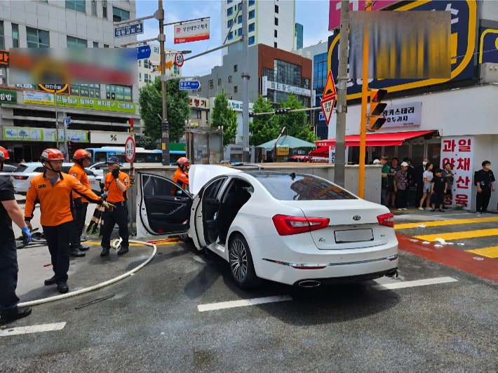 [속보]70대 운전자 차량 보행자 덮쳐…사망자 2명으로 늘어