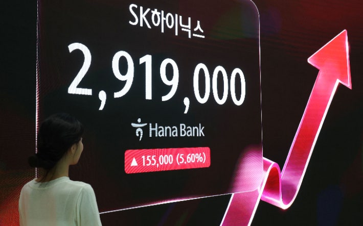 25년 7개월 만에 뒤집힌 왕좌…SK하이닉스, 삼전 제치고 '시총 1위'