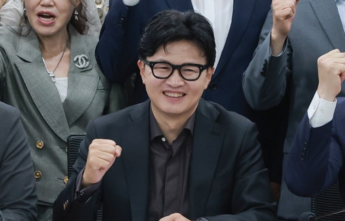 "국힘 파이팅!" 외친 무소속 한동훈…천하람 툭 치며 머쓱 웃음[노컷브이]