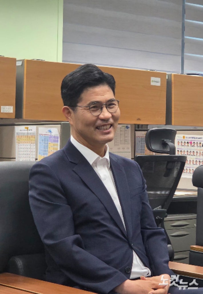 이원택 전북지사 1호 결재는 '간부회의 생중계'