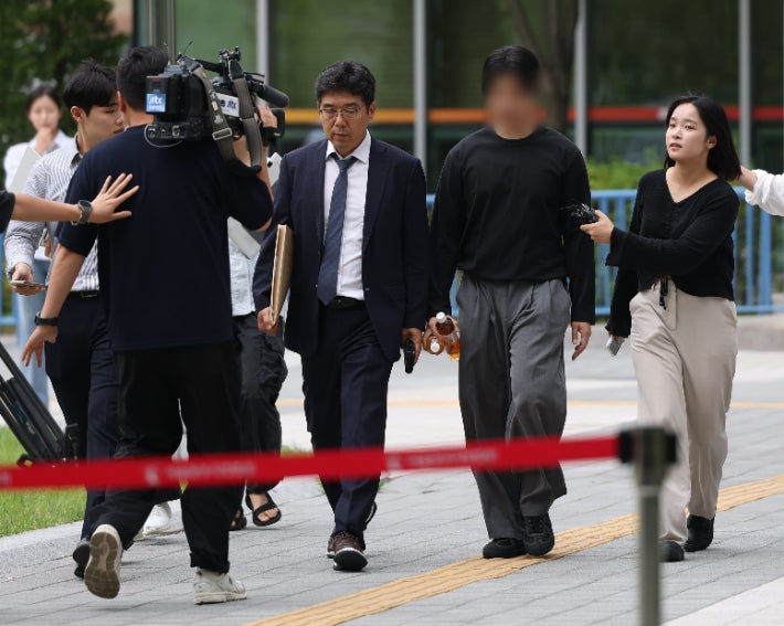 '<b>잠실 개표소</b> 시위' 경찰 <b>폭행</b> 20대 남성 2명 구속영장 기각