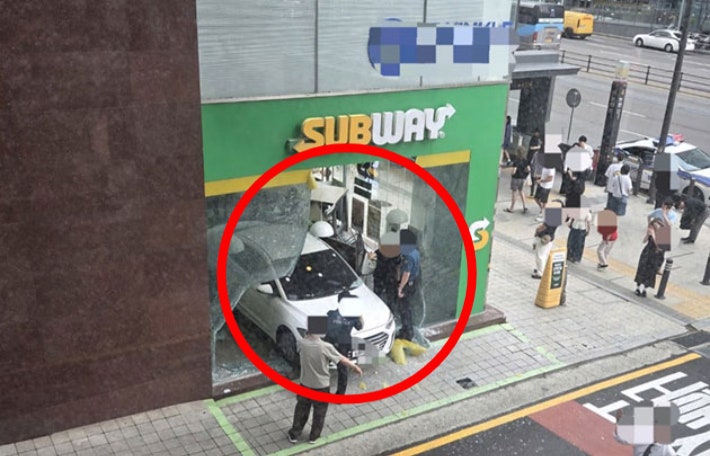 서울 <b>반포동</b> 음식점으로 <b>차량 돌진</b> 사고…1명 중상·4명 경상