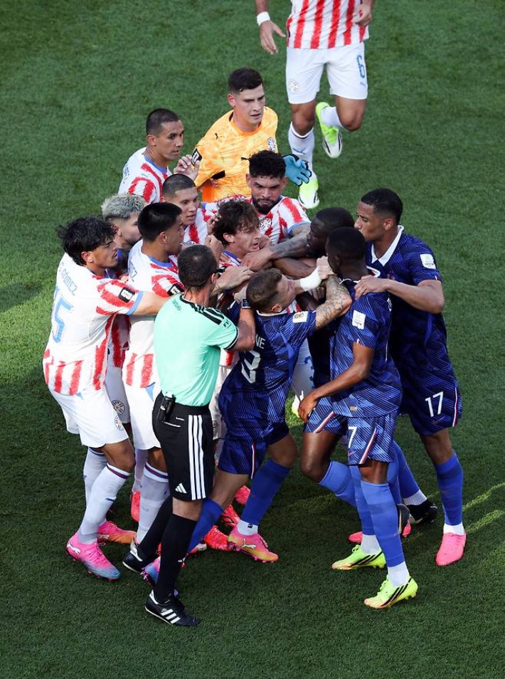 '집단 난투극 직전까지' 달리는 음바페 때린 파라과이, PK로 응징 "우리도 더러운 축구 한다"
