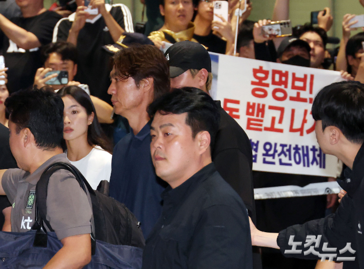 "홍명보는 살해 협박, 손흥민은 따뜻한 격려"…日 기자가 짚은 한국 축구의 모순?