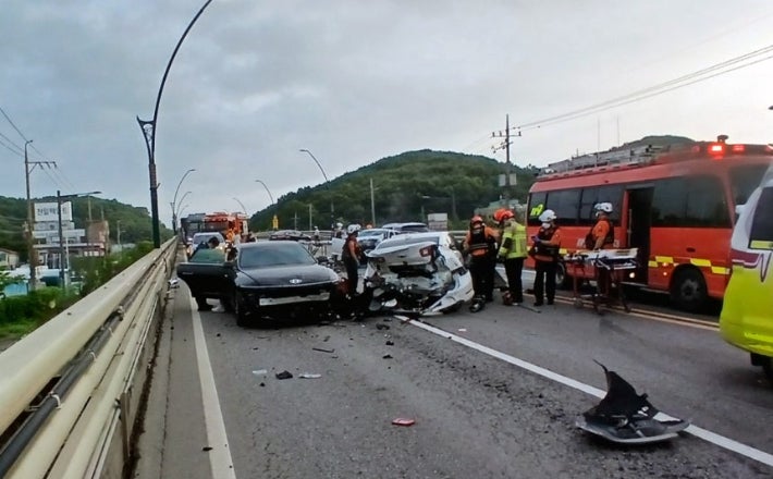 <b>인천 고가도로</b>서 승용차 <b>정면 충돌</b>…3명 사망