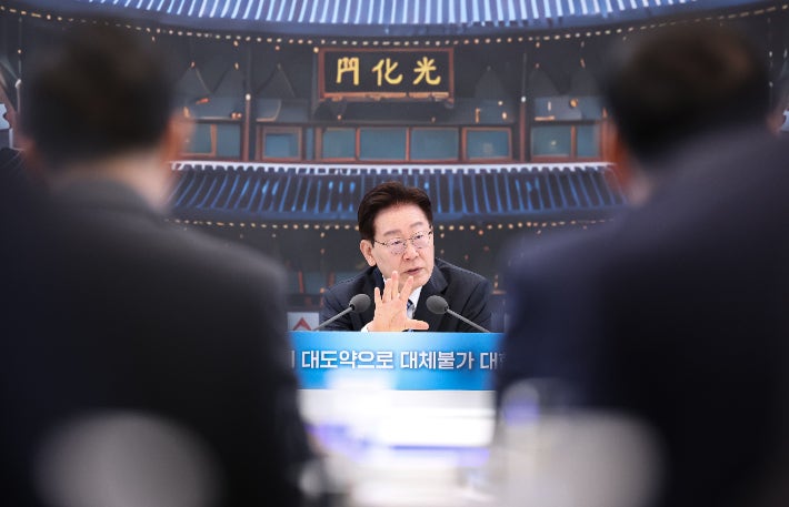 李<b>대통령</b> "<b>가짜뉴스</b> 즉각 분석도 AI 시스템으로"