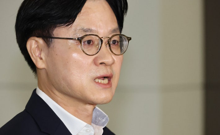 김정관 산업통상부 장관이 23일 미국 워싱턴에서 열리는 한미 조선협력센터 개소식에 참석하기 위해 22일 인천국제공항을 통해 출국하며 기자의 질문에 답하고 있다.연합뉴스