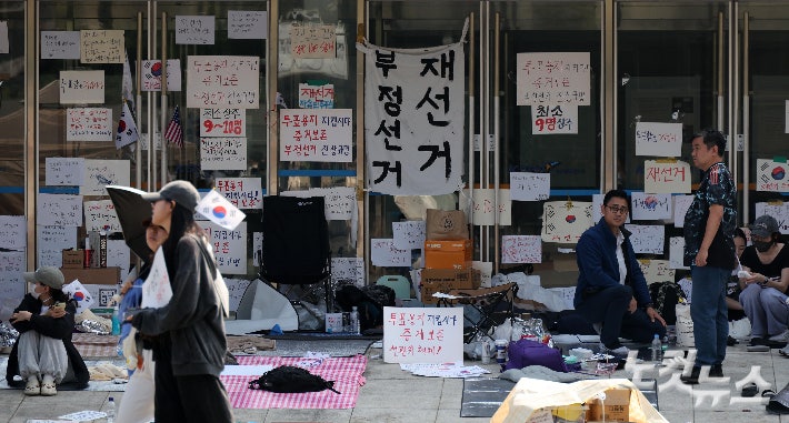 경찰, '<b>기자 폭행</b>' 잠실 <b>개표소</b> 시위 참가자 2명 구속영장 신청