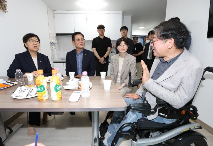 전주 찾은 정은경 장관 "<b>장애인</b> 지역사회 자립 사업 확대"