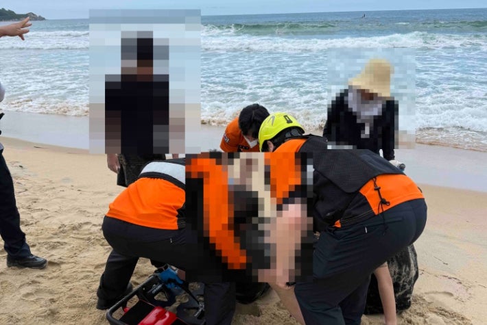 <b>고성</b> 화진포 인근 해상서 표류된 10대 형제 구하던 군인 2명 심정지
