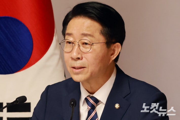 <b>조정식</b> "현직 대통령 <b>연임</b>은 <b>개헌</b> 대상 아냐"…하루 만에 유감 표명