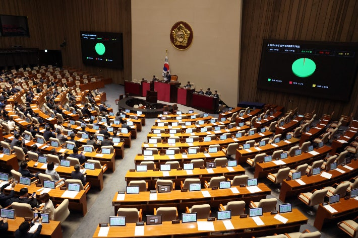 31일 서울 여의도 국회 본회의에서 형사소송법 일부개정법률안(대안)이 재석 178인, 찬성 175인, 반대 2인, 기권 1인으로 가결되고 있다. 윤창원 기자