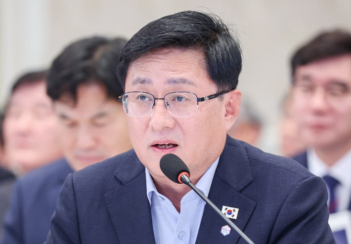 <b>김성환</b> <b>장관</b> "신설철탑 최소화…피해지역에 충분한 보상"